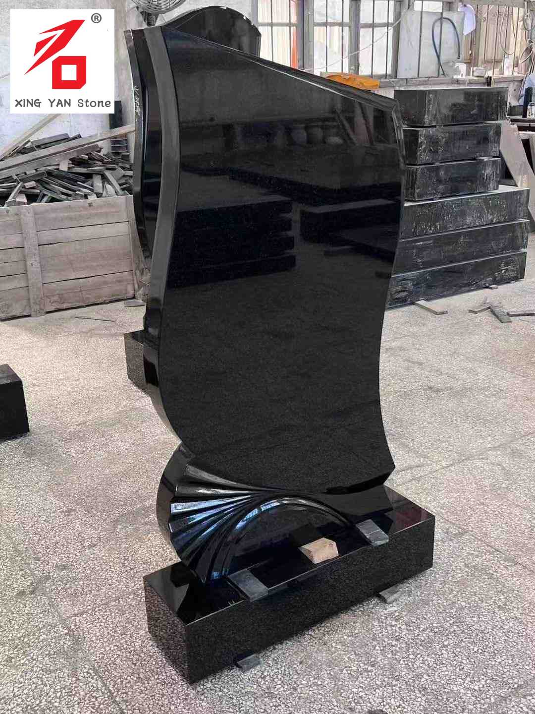 Уметнички надгробни споменик црног облика