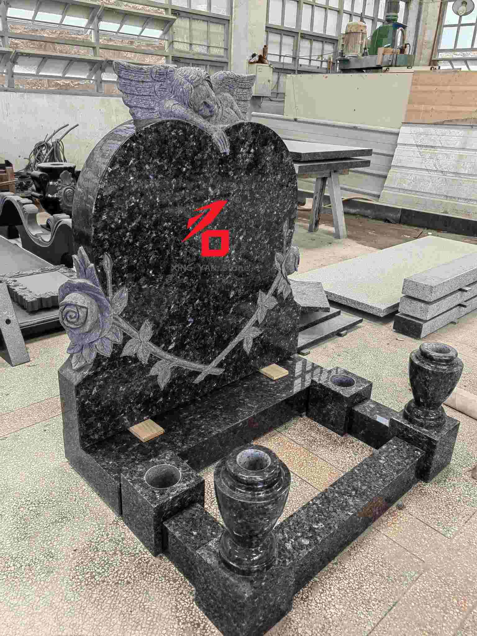 Плави бисерни гранитни споменик у облику срца