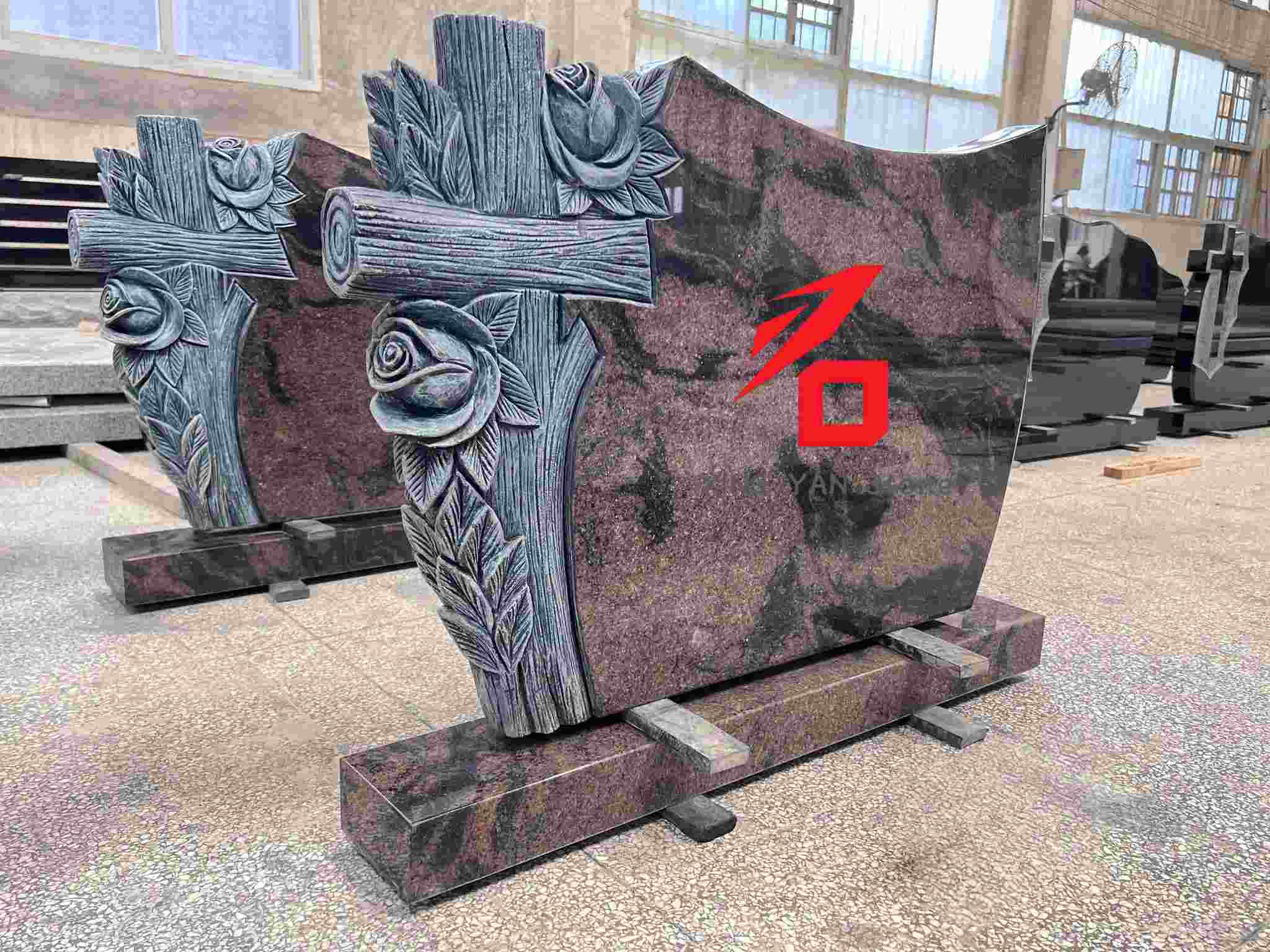 Спомен надгробни споменик са узорком руже и крста